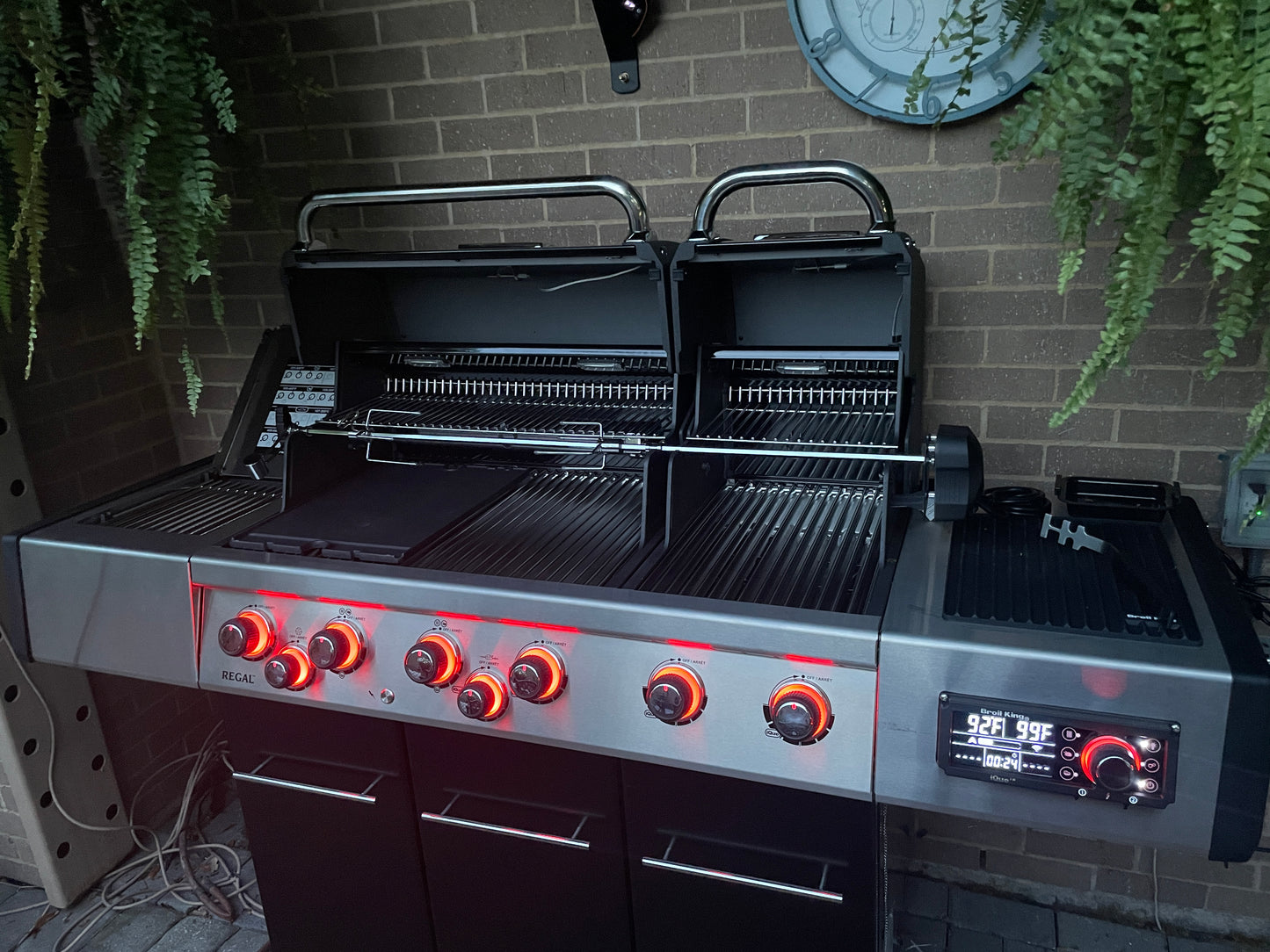 Broil King - Regal™ Q 690 Pro Infrared - BBQ Island